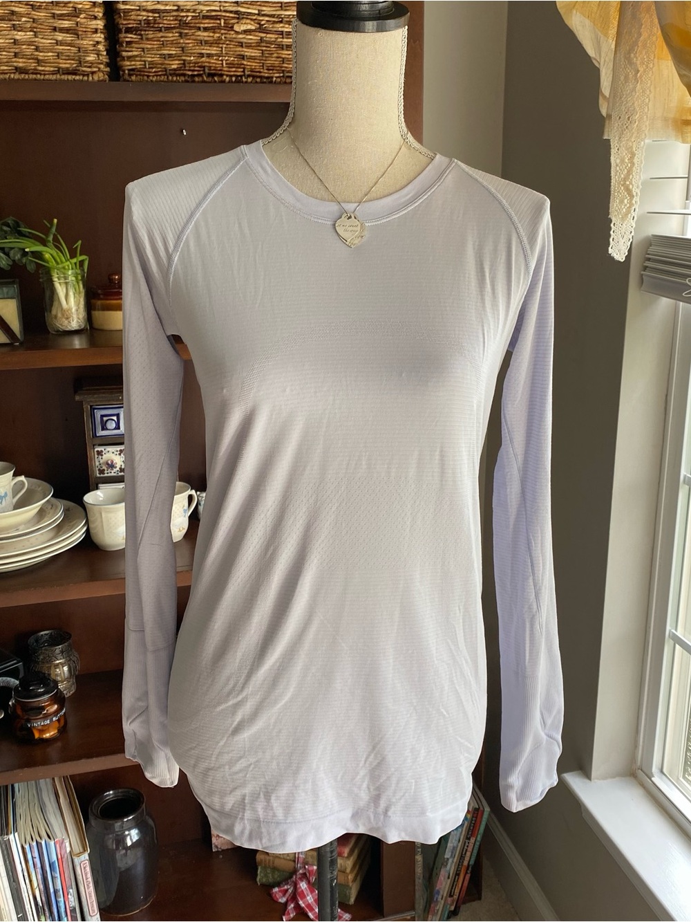 Lululemon Women’s Long Sleeve Crewneck Workout Top - Light Lilac Size 8 EUC